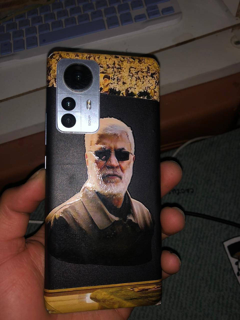 سلام عليكم 
شاومي 12برو 
معالج سناب دراكون 8جيل1
ذاكره 256
كامرات تخبل تصوير 8k
بصمه شغال طبيعي وكله مكفول 
مبايل فقط ضهر مكسر والشاشه خطين بيهه فقط 
مراوس مكاني بغداد 
***********
