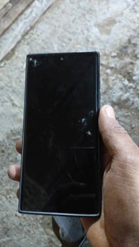 اس التر 23للبيع شاشه مكسوره ول ضهر مبايل نضيف او شغال 07775586197