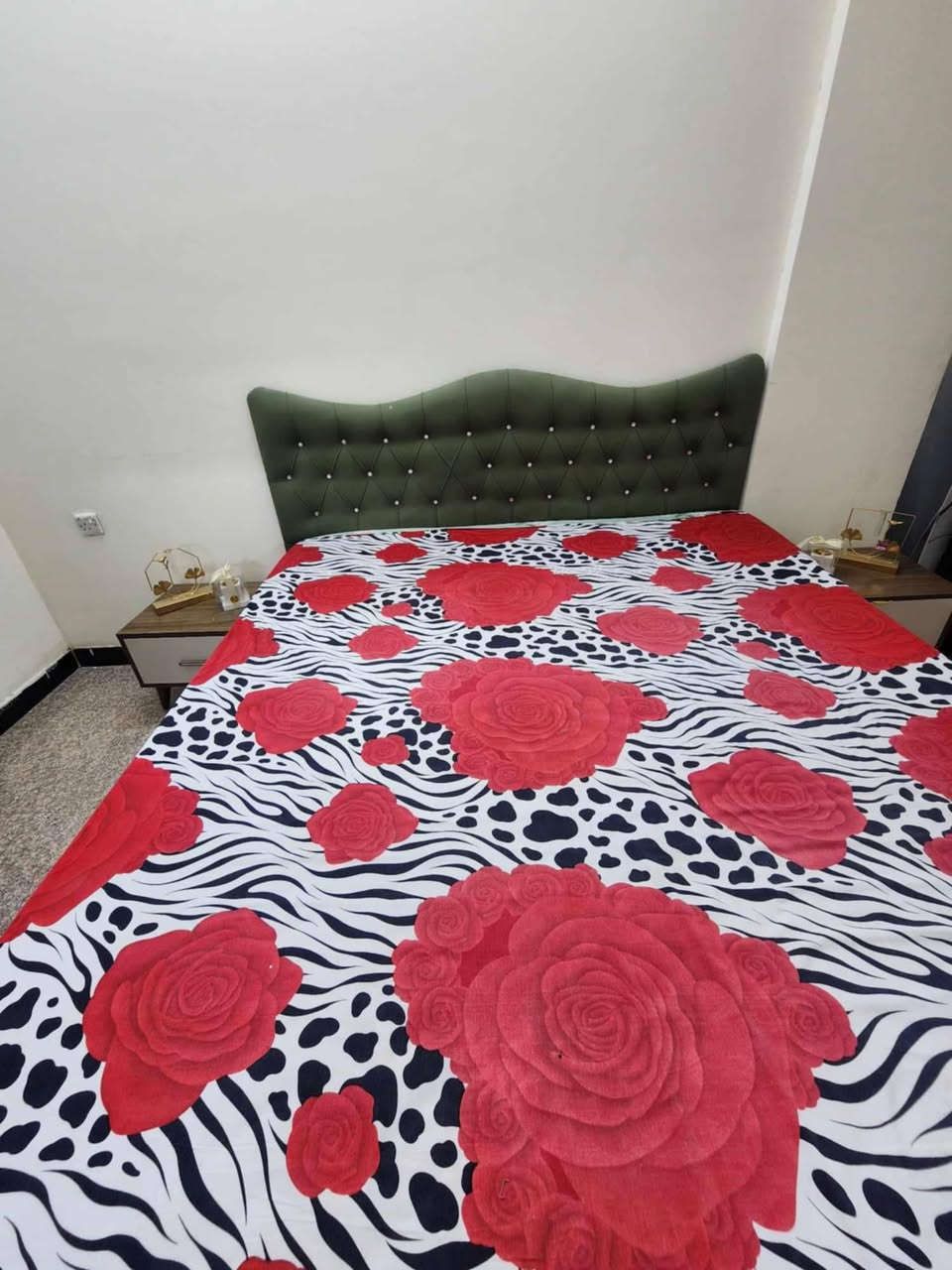 مساءالخير على الجميع عندي غراض مالت بيت كامل كلهن نظيفات وقليل الاستعمال 
غرفة نوم تركية من هوم الحسيني سعرهة650بيه مجال بسيط
قنفات 2كبار 6مقاعد شغل نجار توصاه سعرهن350 طباخ 4عيون مصري فريش نظيف كولش قياس60*60 سعره 125 جرابي عدد 2ام النفر الوحدة ب75استخدام قليل كاونتر مترتين وربع مرمر بيه ملحق سعره350 براد دنكا نظيف كولش الشبح وبيه ثلاجة سعره125 مرجوحة عش 65بدون فراش فراش جديد غير مستخدم نفر سعره35 ميز تواليت 45  بلازما حجم46سعره125
المكان حي العدل ***********واتس
