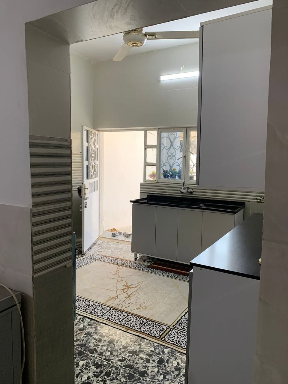 السلام عليكم دار سكن تجاري شارع عرضة ٣٠متر عنوان ابو غريب الشهداء من جهة السريع مساحة ١٥٠ متر البيت جاهز للسكن وحالياً فارغ تريد استثمار تريد سكن 
 للاستفسار *********** بي واتساب
