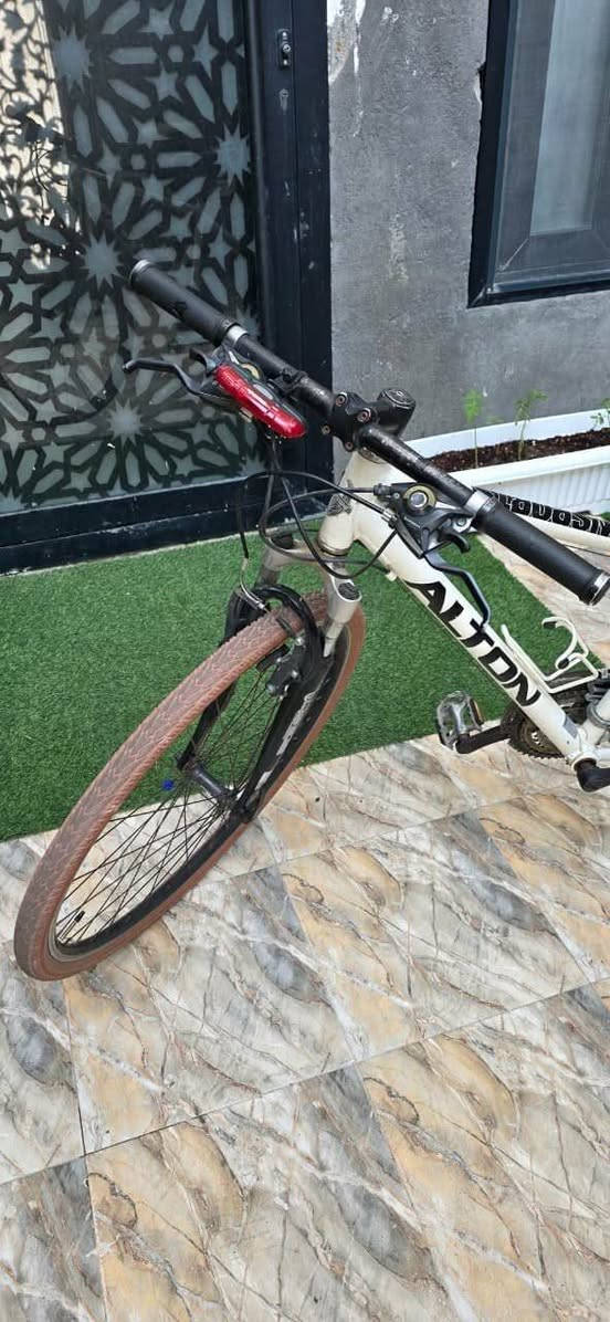 بليسكل C700 باله دبل امامي شغال بدالات شيمانو أصلية كله على البلاد فقط التايرات مبدله 
***********
