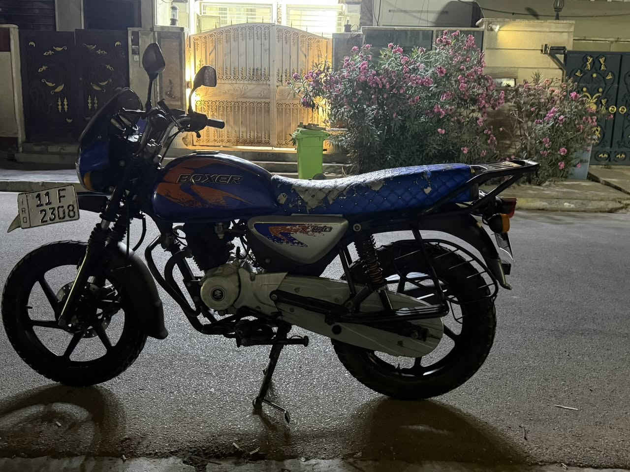 السلام عليكمً بوكسر موديل 22 شكل ل23 نازله 23  مرقم لوحه وسنويه باسمي  تحويل ثاني يوم هزه جديده رقم مميز رباعي مكاني (مكفوله كفاله عامه ماشيه 29 حقيقي)ً مكاني الحريه
***********

