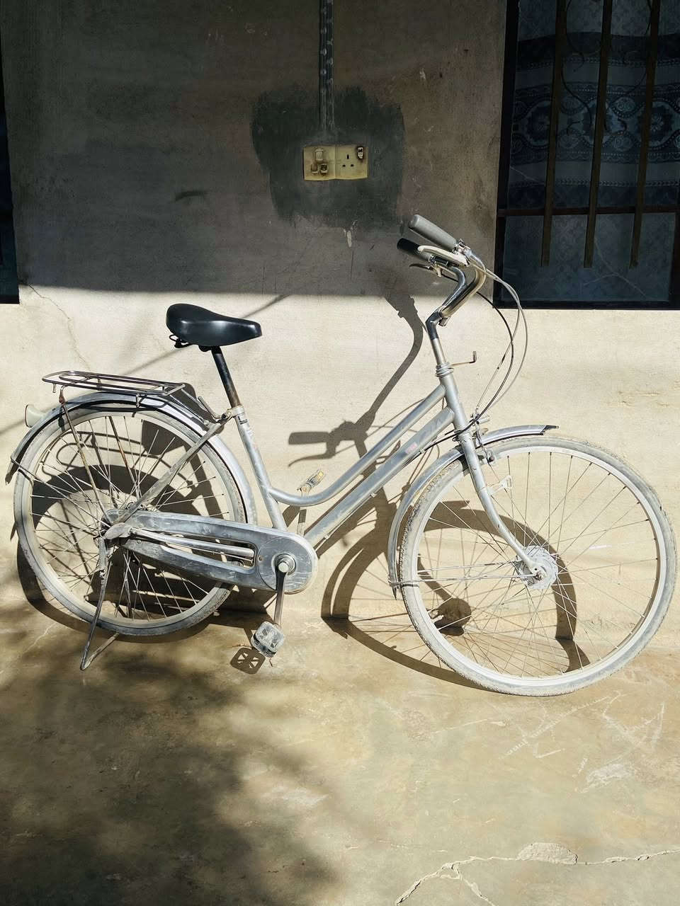 السلام وعليكم يوجد بايسكل حجم 26  للبيع گير داخلي نضيف حيل السعر 65 وبي مجال مكاني الشرقاط للاتصال ***********
