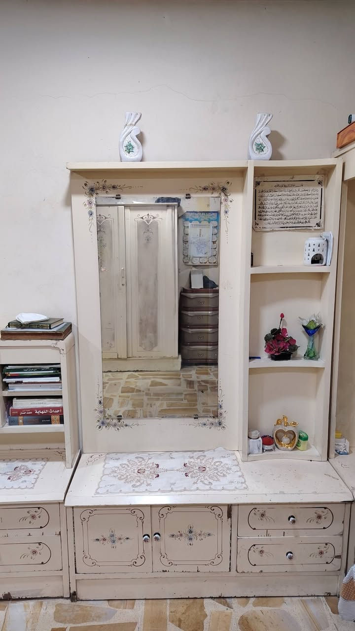 غرفه نوم خشب عراقي للبيع قنصور6 ابواب
 السعر 235 بيها مجال بسيط للشراي


**إذا كنت صاحب هذا الإعلان وتريد حذفه لأي سبب، رجاءا أرسل رسالة إلى الدعم الفني**