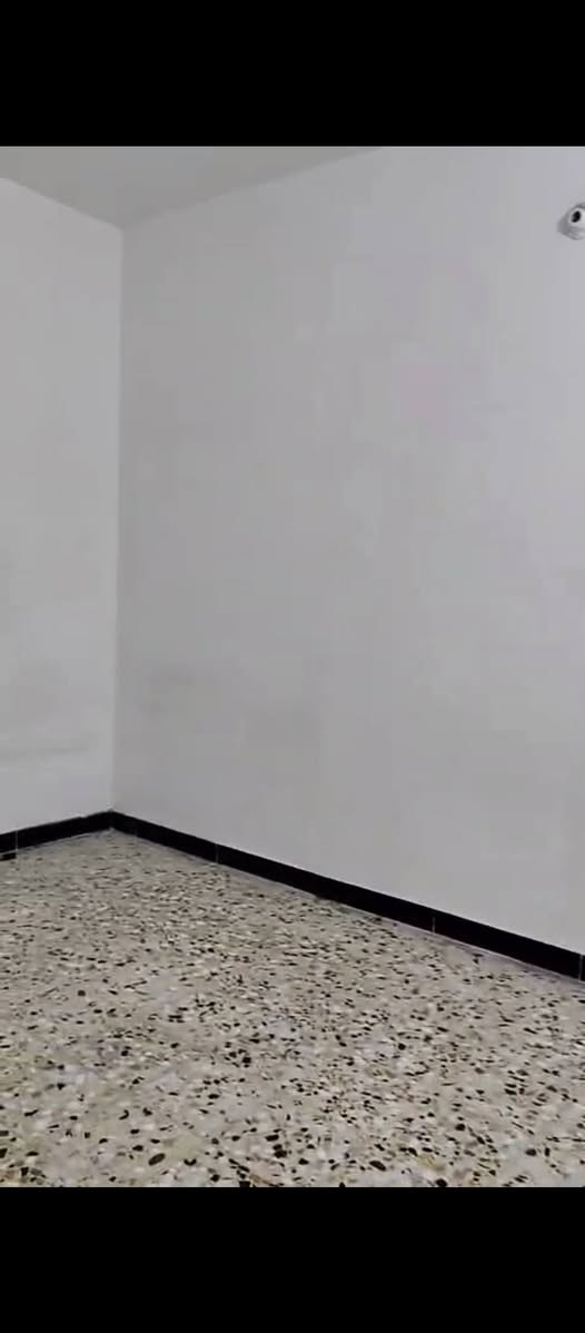 بسم الله الرحمن الرحيم 
تابع الصفحه ليصلكم كل ما هوه جديد 
مكتب الابرار للعقار 

دار للايجار في حي السلام مساحه 50 متر طابق واحد غرفه و صاله و مطبخ وصحيات 

للاستفسار مراسلتنا عله الخاص او الاتصال على الرقم واتساب 
*********** النجف, العراق
