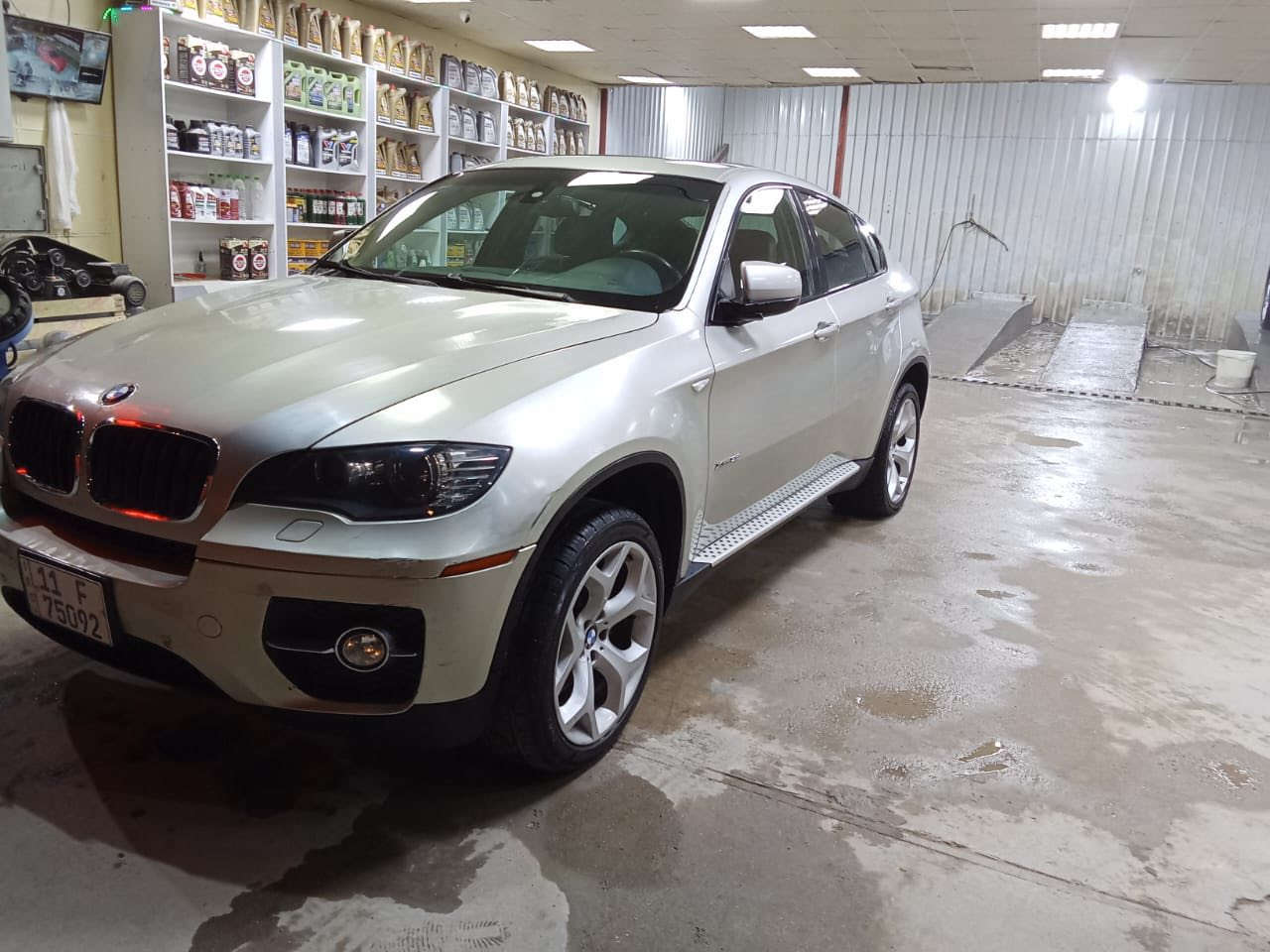 السلام عليكم.. للبيع bmw x6 موديل 2010 رقم بغداد 6 سلندر توين تيربو المكينه كاسره بستم شغاله وتمشي بسرعه محدوده سعر السياره ١٠٠ قفل (مكلف بالنشر) رقم صاحب السياره. ‭٠٧٧٧ ٠٩٩ ٢٧٣٨‬
