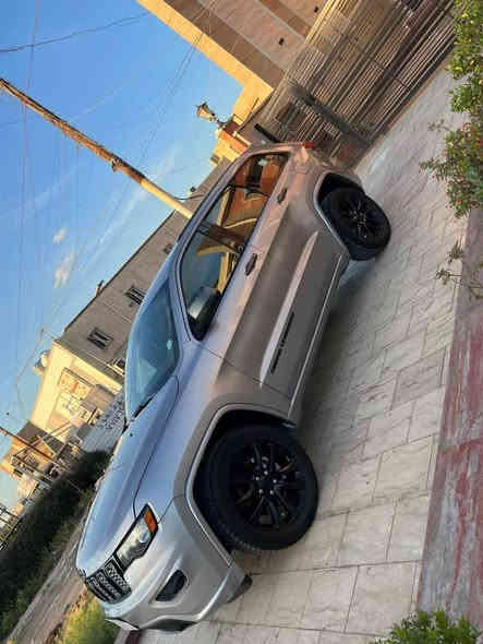 السلام عليكم 
مر خصة الادمن المحترم 
جيب جراند شيروكي بلاك توب موديل 20 رقم بغداد الانگليزي سنويه مجدده لل 2030 وارد امريكي بيها صبغ الجامرلغ الايسر ونص الباب فقط ايرباك دشبول وراجع سيستم بلادي ماشيه 74  حجم المحرك 3600 منضومة غاز  وتشتغل عالبانزين العادي ومراوح عالثمانين تشتغل 
المواصفات 
شاشه كبيره 
حساسات خلفيه 
توقف ذاتي
كشنات وستيرن تدفئه 
داخل لونين 
سياره جديده بعدها بوضع الشركه بدون اي نقص 
السعر المطلوب 248 وبيها مجال 
للاستفسار اكثر اتصال ***********
