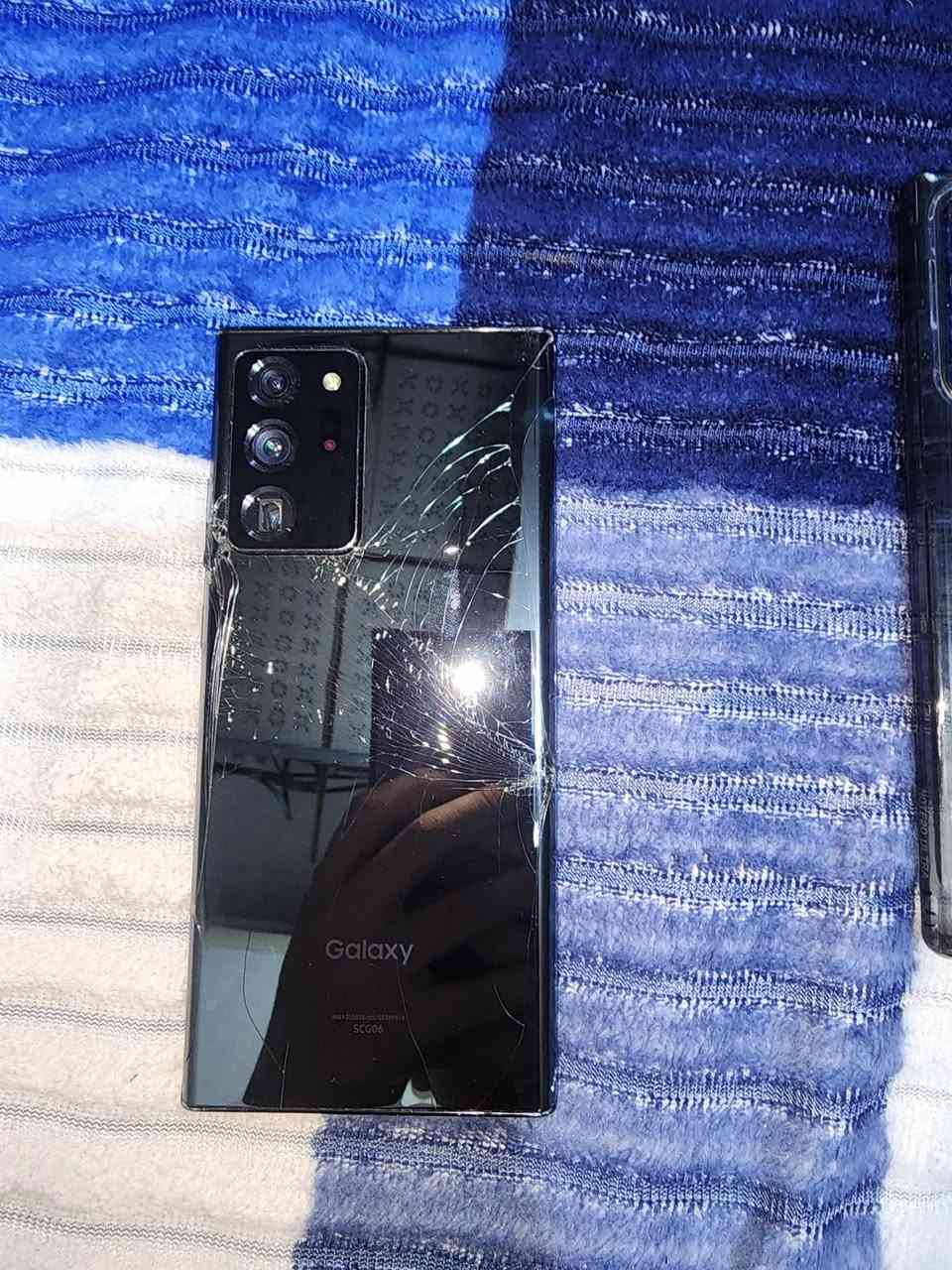 نوت 20 التر خط واحد 

ذاكرته 256 

90 فريم ببجي 

شاش 200 بكسل دقه 

معالج 12 لو 8

تصوير يطلع قمر كمرت حلوه

بيع او مروس 

سعر خاص 

رقم : *********** وتساب
