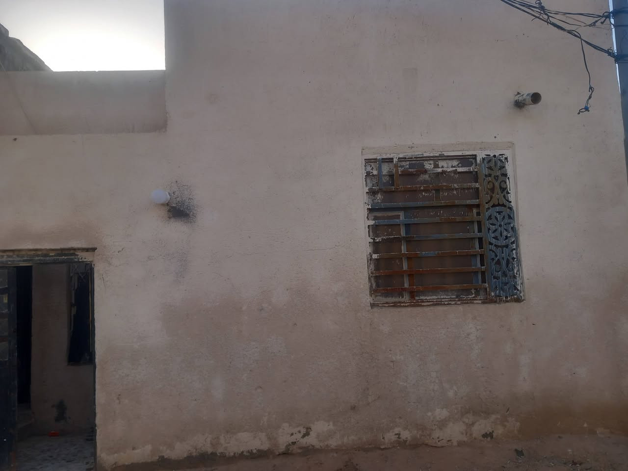سلام عليكم
عندي بيت لبيع مساحته ١٠٠ متر مربع ركن يحتوي على ستقبال + صحيات خارجيه + صاله + صحيات داخلية + غرفة نوم + مطبخ +منور + درج + غرفتين مهيكلات بطايق لثاني
العنوان
كربلاء المقدسه الشبانات قرب شارع الحولي ١٠٠ نزلت سيد اسماعيل مقابيل حي الزهراء  فرع حسينية ابوالفضل العباس ع السعر ٤٥ مليون  ملاحظه 
البيت على طريق زوار الحسين ع
يبعد عن الإمام لحسين ٣ كيلو متر
الاتصال على هاذه الرقم وبي واتساب ***********
