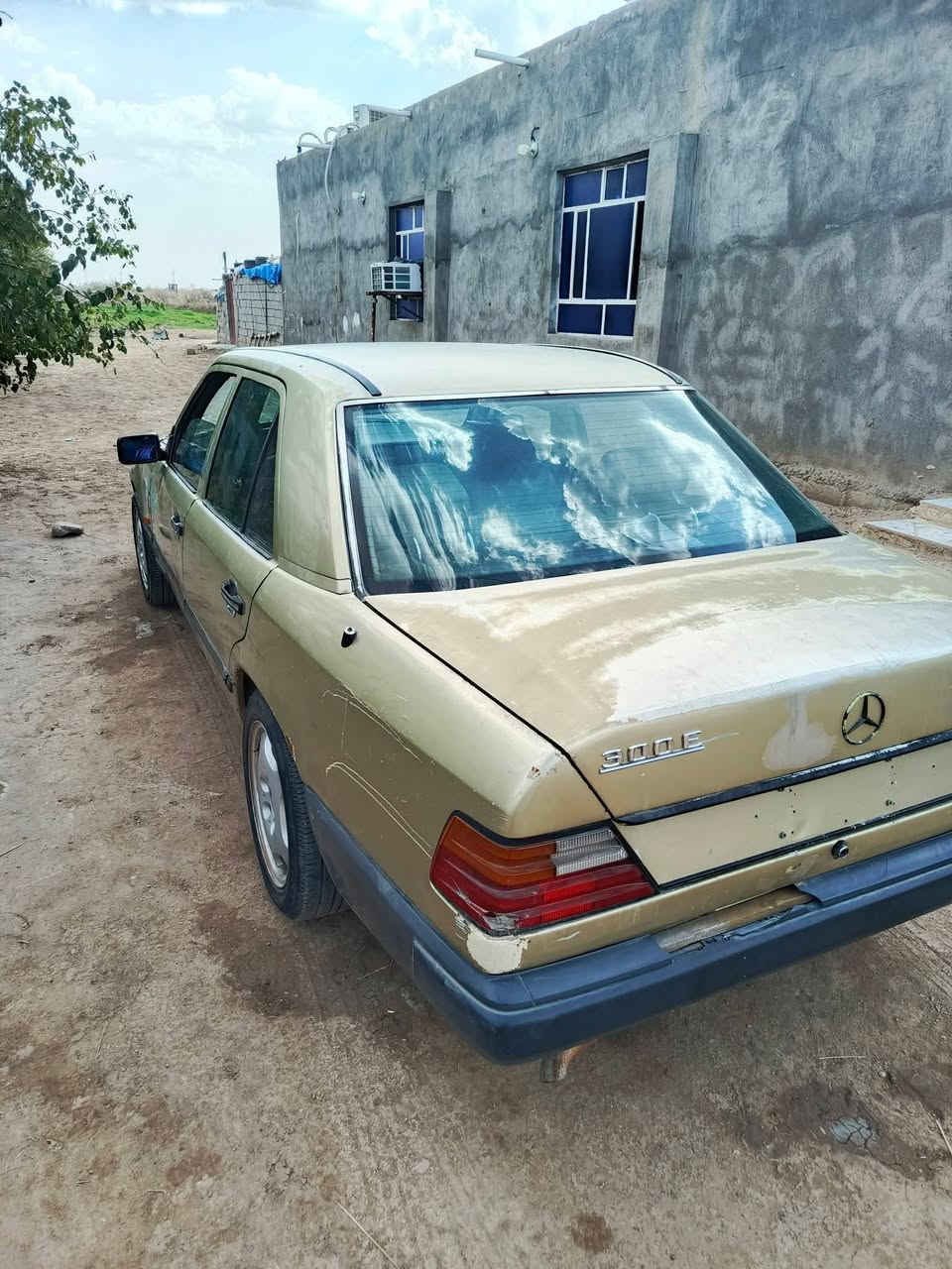 السلام عليكم مارسدس دب للبيع 300 رقم بغداد انگليزي سنويه 27 كير ومحرك 2500 فيفي تي حداديه وسط تخم تاير سياره قواعد دبل سليمه 
السعر 32 
مكاني ناصريه الغراف 
***********
