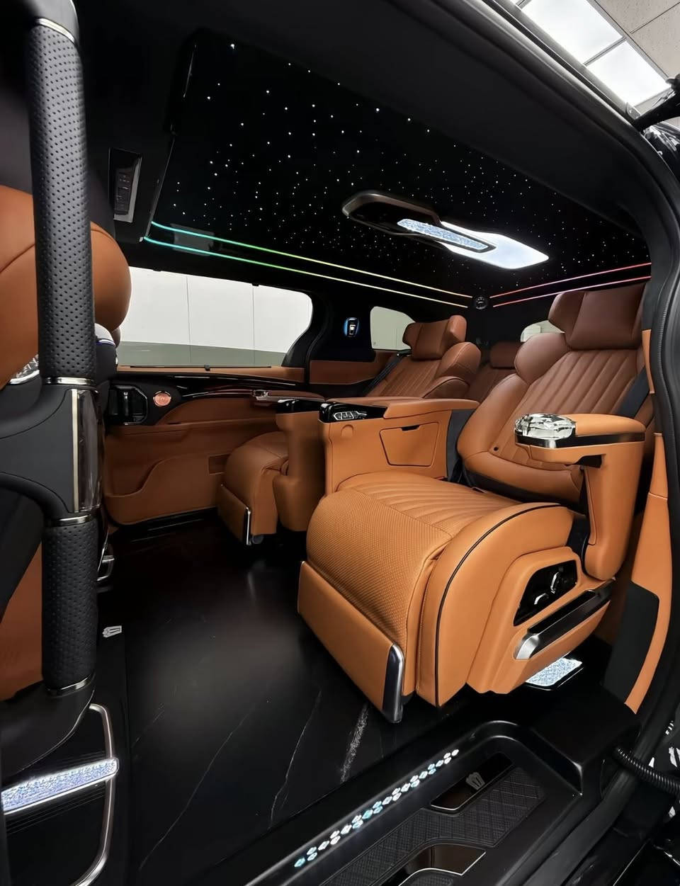 Toyota Sienna 
Who on earth drives such a luxurious business car!
Export of high-end custom interior kits


**إذا كنت صاحب هذا الإعلان وتريد حذفه لأي سبب، رجاءا أرسل رسالة إلى الدعم الفني**