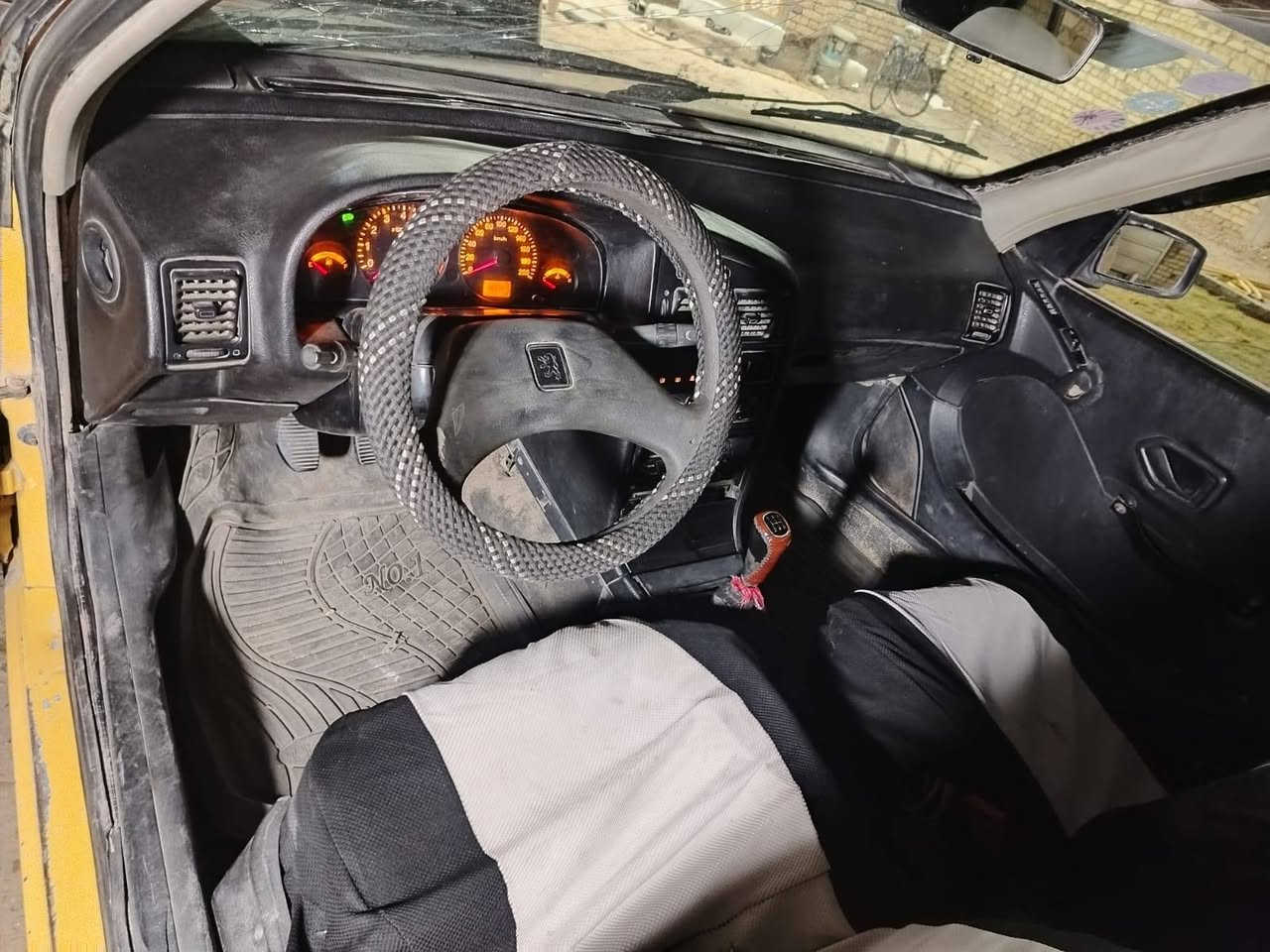 سلام عليكم البيع بيجو 405 /2012
سياره جاهز كير محرك تخم تاير  رقم احمر مسؤل عن سرقه وعشائر فقط السعر 11 وبيه مجال قليل
للاستفسار ***********
