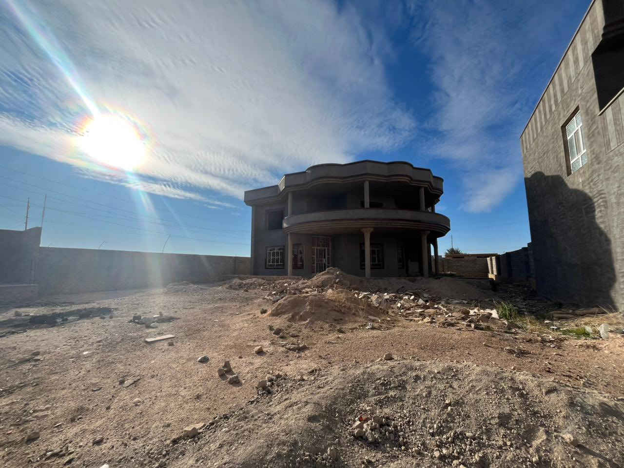 السلام عليكم
دار للبيع 
مساحته ١٠٠٠ م ركن على ٣ شوارع
ناقصه لمسات اخيره ويكمل
مكان الدار بلقرب من ديوان معالي الوزير خالد البتال
للاستفسار التواصل على الرقم ***********
