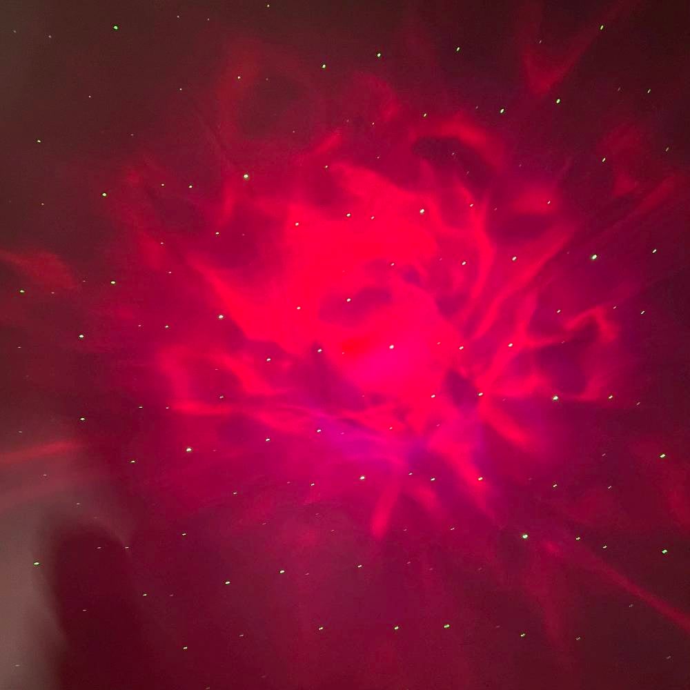 هذا بروجكتر إضاءة على شكل دمية لطيفة، يوفر تأثيرات ضوئية مذهلة تضيء الغرفة بألوان متعددة وبتصاميم مختلفة مثل النجوم والسحب. مثالي لتحويل أي غرفة إلى فضاء مبهر أو لإضفاء جو مريح وممتع لجلسات الاسترخاء أو المناسبات الخاصة. تصميمه جذاب وسهل الاستخدام ويمكن وصله بالكهرباء.