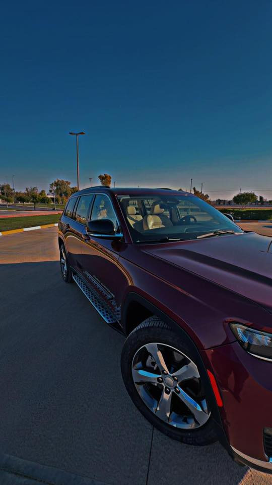 جيب كراند شيروكي لمتد بلص 7 راكب .
الموديل : 2022 . (خليجي) . 
المحرك : V6.  3.6L . 
العداد : ميل . ( 75) . 

المواصفات :
* دفع رباعي 4x4 . 
* رادار امامي مع مانع تصادم . 
* تحذير الخروج عن المسار . 
* تحذير النقطة عمياء ⚠ .
* ويل قياس 20 انج .
* سقف بانوراما . 
* شاشه كبيرة 10.1 انج . 
* نظام الخرائط (GPS) .
* كاميرا داخلية . 
* كاميرا خلفية . 
* المصابيح الأمامية زنون .
* كشافات الضباب زنون .     
* تشغيل عن بعد .
* صندوق كهربائي .
* مقصورة الركاب من الجلد الفاخر .
* حفظ وضعيات الجلوس (ميموري) . 
* المقاعد الأمامية كهربائية .
* المقاعد الأمامية تبريد وتدفئة .
* المقاعد الخلفية تدفئة .
* سستم صوت Alpine . 
* انارة داخلية LED . 
* حساسات خلفية . 
* دوسات جانبية. 
* 7 راكب .
* مكيف خلفي مع وحدة تحكم منفصلة . 
* تدفئة ستيرن . 
* مانع تصادم خلفي .
* بلوتوث تلفون . 
* محدد سرعة . 
* نظام التشغيل والاطفاء الاوتوماتيكي .
* ⁠سياره مكفوله كفاله عامه 
رقم الهاتف ***********
رقم الهاتف ***********
مكاني اربيل الشراي يتصل ويدلل
