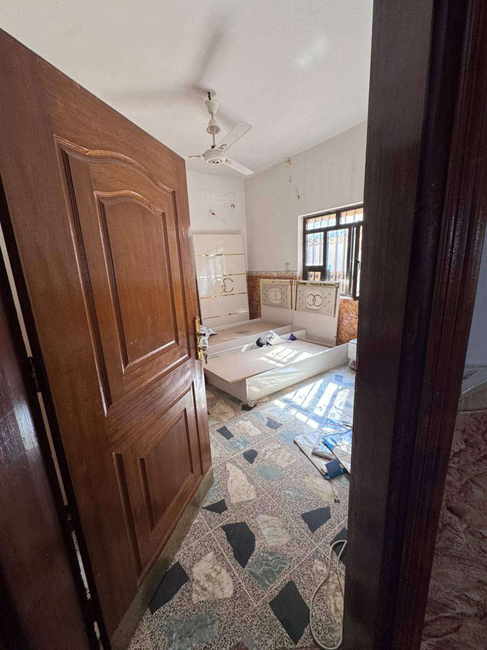 دار للبيع في تكريت الزهور الثانية حولي الزهور قرب جامع التواب مساحة ٢٠٠م شارع ١٥م تبليط ومقابيل حديقة 
طابقين يحتوي على ٥غرف نوم ومطبخ حار وبارد وحمامات داخلية وخارجية  ارضية كاشي مطعمة بمرمر أبواب خشب صاج كتائب حديدة كامله للبيت .. 

السعر  ١٨٨ مليون  وبي مجال للشراي 

للاتصال على الرقم التالي 
*********** 
مكتب ابو محمد للعقار  ،  تكريت،، القادسية، حي الضباط، 
شارع جليل القصاب، عمارة الثلج
