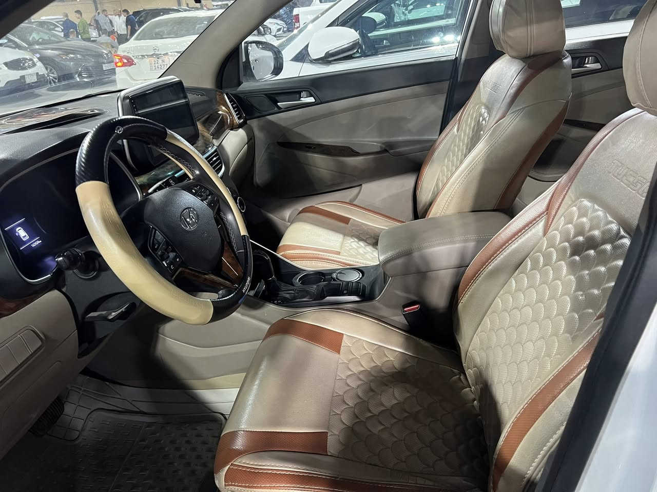 السلام عليكم توسان 20 خليجي فول عدا البنوراما بيها ابواب ثنين مبدلات اصليات فقط بدون صبغ البدي الخارجي كله فقط اسفل التكمه بين البابين صبغ شبرين ماشيه 162 بغداد رقم الدولي بأسمي السعر 175 كربلاء التحدي للاستفسار *********** او ***********
