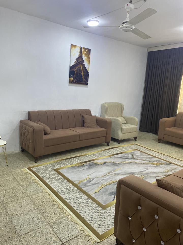 السلام عليكم أخوان بيع مستعجل بيت طابو ملك صرف
بأسمي تحويل مباشر 
مساحة   ٣٠٠ م 
واجهة  ٢٠ م والنزال  ١٥ م يعني يصير مشتملات اثنين 
كامل ارضيه كاشي وسيراميك 
متوفر كافة الخدمات على شارع تبيلط وماء وكهرباء 
العنوان حي المثنى قريب جداً من السوق والشارع العام  
والسعر خاص للتواصل فقط ع ***********
