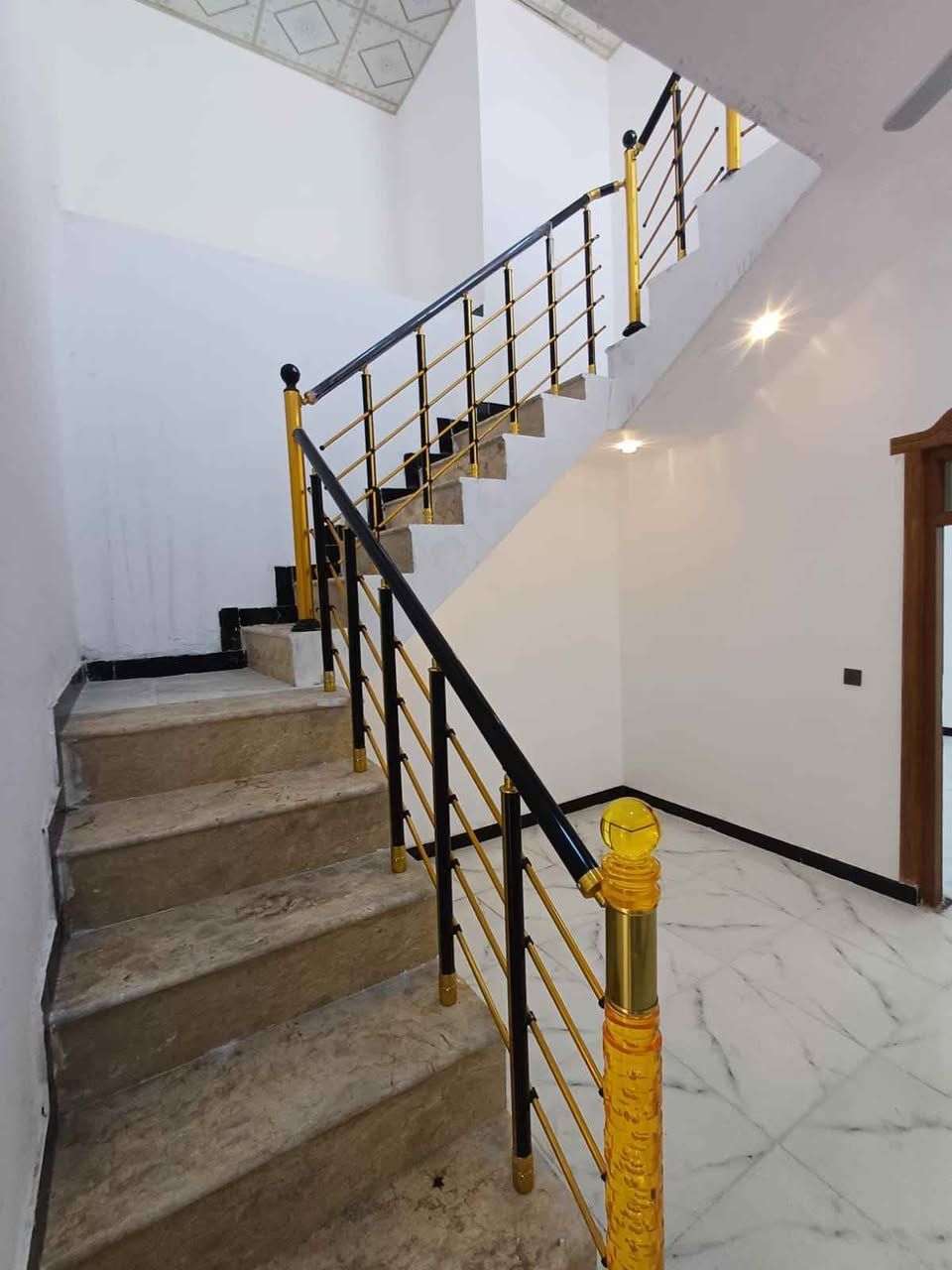 السلام عليكم بيت للبيع المساحه 200م طابو زراعي عراقي يحتوي على قرفتين وصاله ومطبخ وديوانيه وصحيات وكراج العنوان بصره أبي الخصيب محيله صفحه الشط الاتصال على الرقم التالي *********** البصرة, العراق
