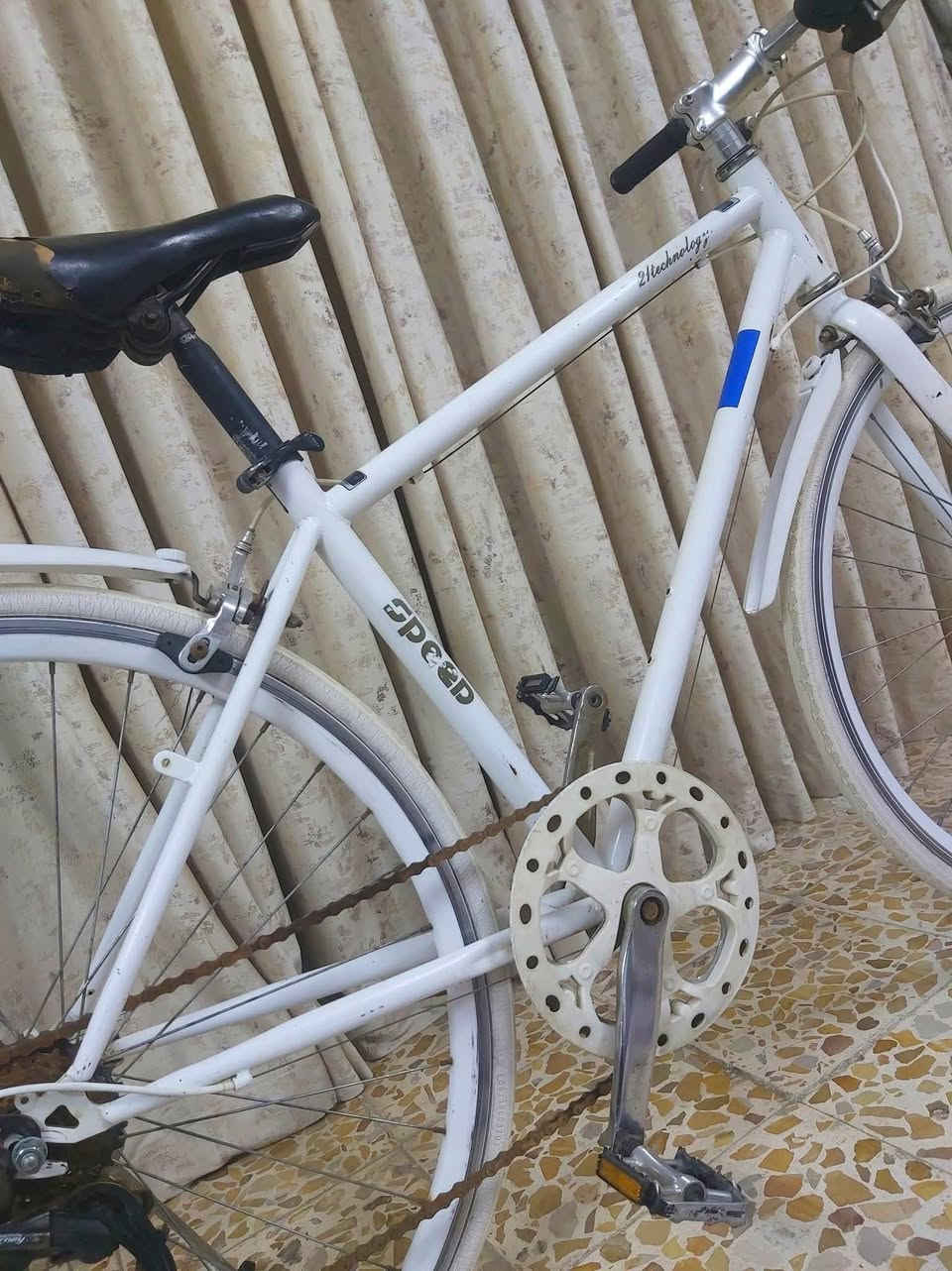 دراجة نوع 700c ماركة SPOOD ياباني وضع رمبة نظافة 95/% اخت الجديد 

السعر 100الف وبي مجال 

((العنوان/بغداد/البلديات)) رقم الهاتف ***********
