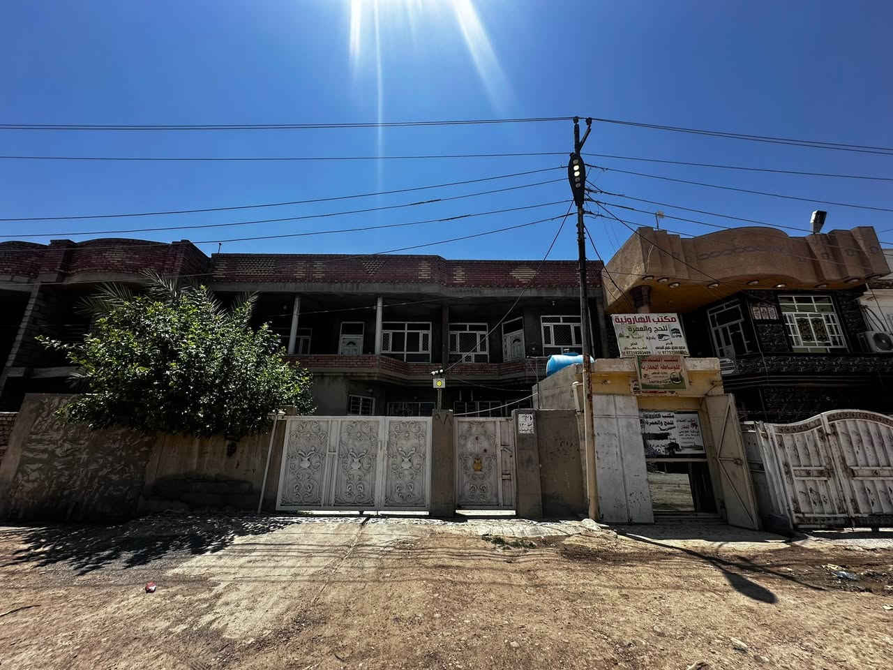 سلام عليكم بيت180متر+بيت 120متر البيتين نفس التصميم طابقين كاملات من كلشي كهرباء مي مجاري صايرات وجه عالشارع العام الشارع عرضه  30متر الموقع ديالى بعقوبه كاطون الرازي خلف المشروع اول ماتعبر المشروع عاليمنه ثالث بيت 
رقم الهاتف 
***********
اتصل وادلل
