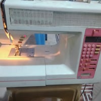 بيع مكينة خياطة برضر بحالة جيدة 🌸 تحتوي على 92 نقشة وخياطة متنوعة  منا...