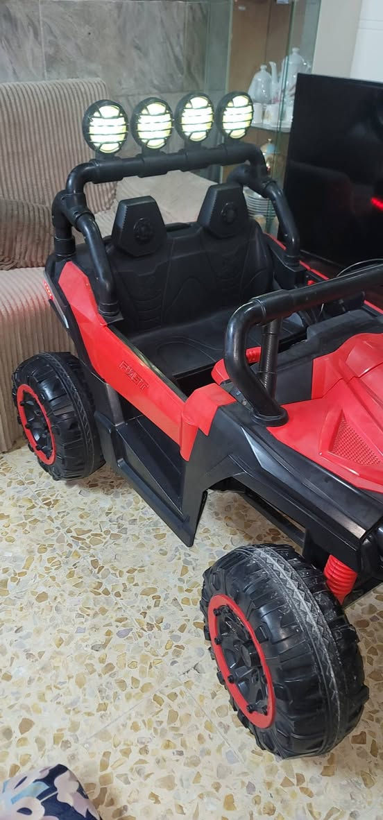 سيارة شحن للاطفال نوع الكبير اورجنل أصلية خمس ماطورات بطارية جديدة ١٢ فولت ١٢ امبير جديدة تحكم ريمون بلوتوث سرعتين فلاش اوكس طول ١٤٠ سم وعرض ٩٠سم سعر ٢٢٥ رقم الهاتف ***********
