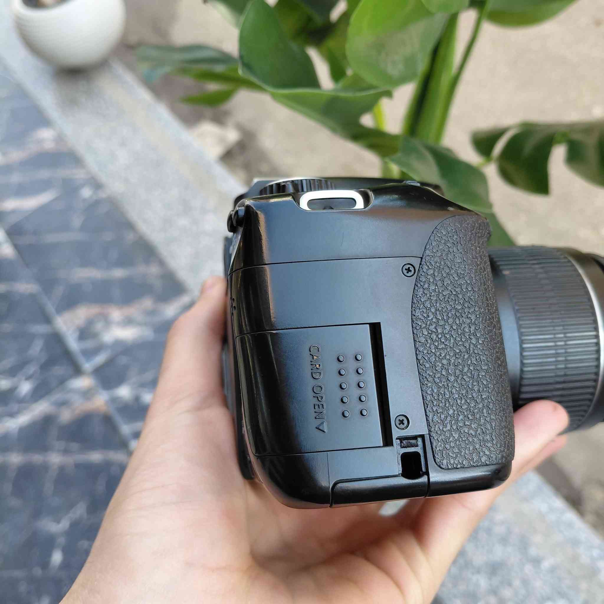 📷 كاميرا Canon 650D للبيع – استعمال خفيف جدًا
كاميرا Canon 650D بحالة ممتازة جدًا، استعمال 
الكاميرا مناسبة للتصوير الفوتوغرافي والفيديو وبجودة عالية، وصناع المحتوى.

المواصفات والمرفقات:
- الكاميرا: Canon EOS 650D  
- العدسة الأصلية  
- البطارية الأصلية  
- الشاحن  
- كابل التوصيل  
- الكرتونه موجوده
- كل حاجتها الأصلية موجودة

المميزات:
- تصوير بدقة 18 ميجا بيكسل  
- تصوير فيديو Full HD
- شاشه متحركه  

📌 الكاميرا نظيفة جدًا ولا يوجد بها أي عيوب.  
📌 مناسبة للتصوير الشخصي، اليوتيوب، وصناعة المحتوى.
_الرقم التواصل 01116147021


**إذا كنت صاحب هذا الإعلان وتريد حذفه لأي سبب، رجاءا أرسل رسالة إلى الدعم الفني**