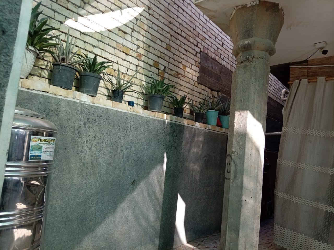 بيت للبيع طابقين مساحه 250متر يتكون من استقبال 4*8+مطبخ+4*4+صاله 4*9+غرفتين نوم4*5 الطابق الثاني يتكون من غرفتين نوم4*5+ صاله+سطحين واسعات +ترك جانب البيت وترك خلف البيت السعر اتصل ***********
