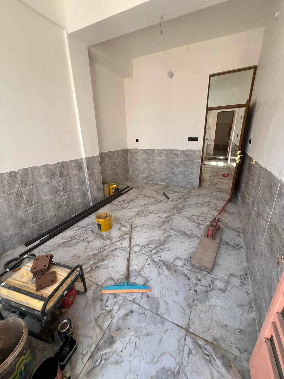 مشتمل للبيع المساحه ٧٠ متر الواجهة ٣ونصف
والنزال ٢٠ يحتوي على 
استقبال مطبخ خدمات طابق ارضي وخارجيه 
2 غرف نوم 
سعره 85 مليون وبي مجال قليل 
*********** الهاتف
