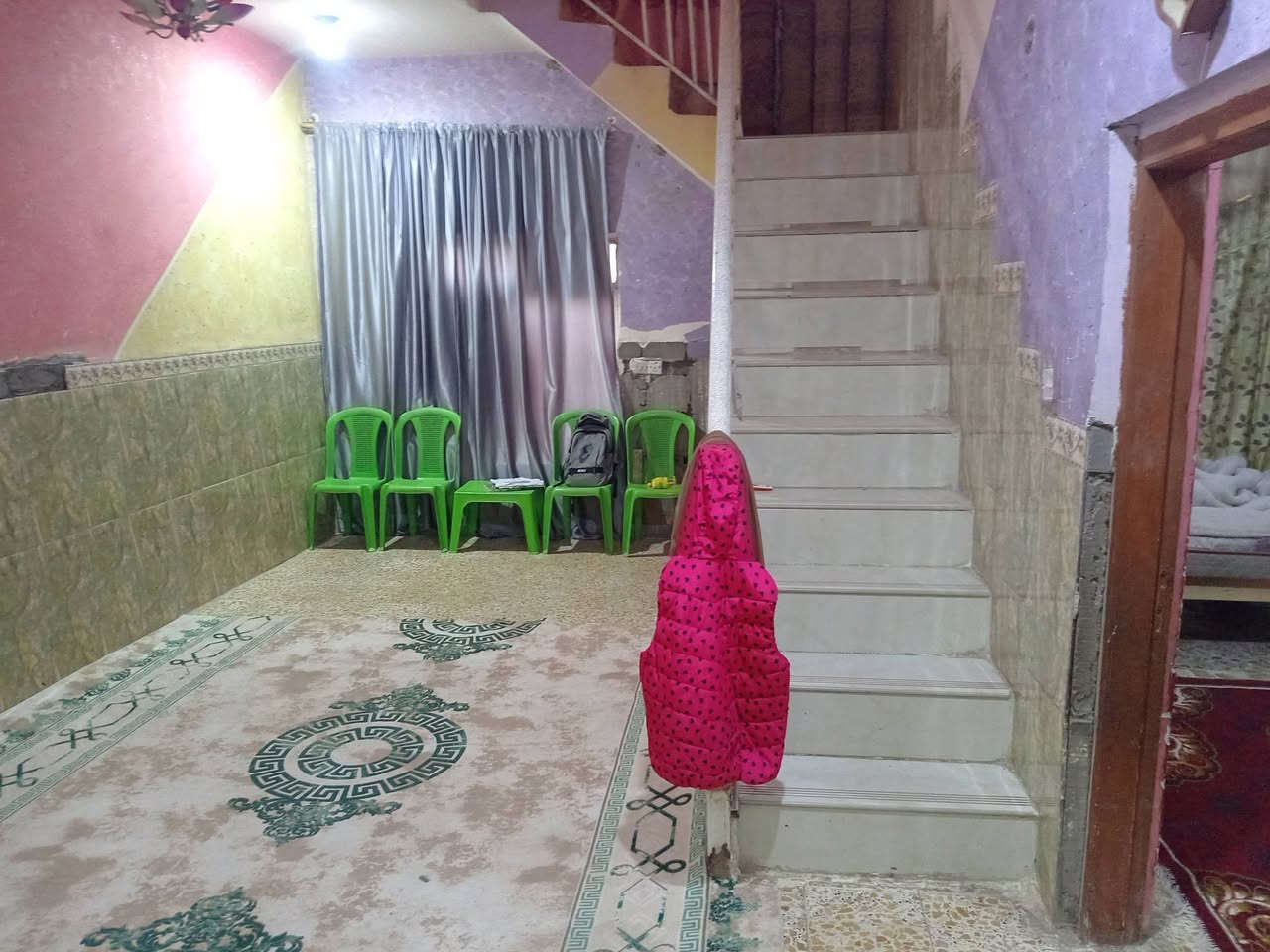 سلام عليكم بيت البيع مساحه 200متر في حي الحكيم شارع بني تميم شارع ريسي وركن قرب المدرسه. غرفه وصاله ومطبخ وستقبال +محل &وتصل على رقم ***********
