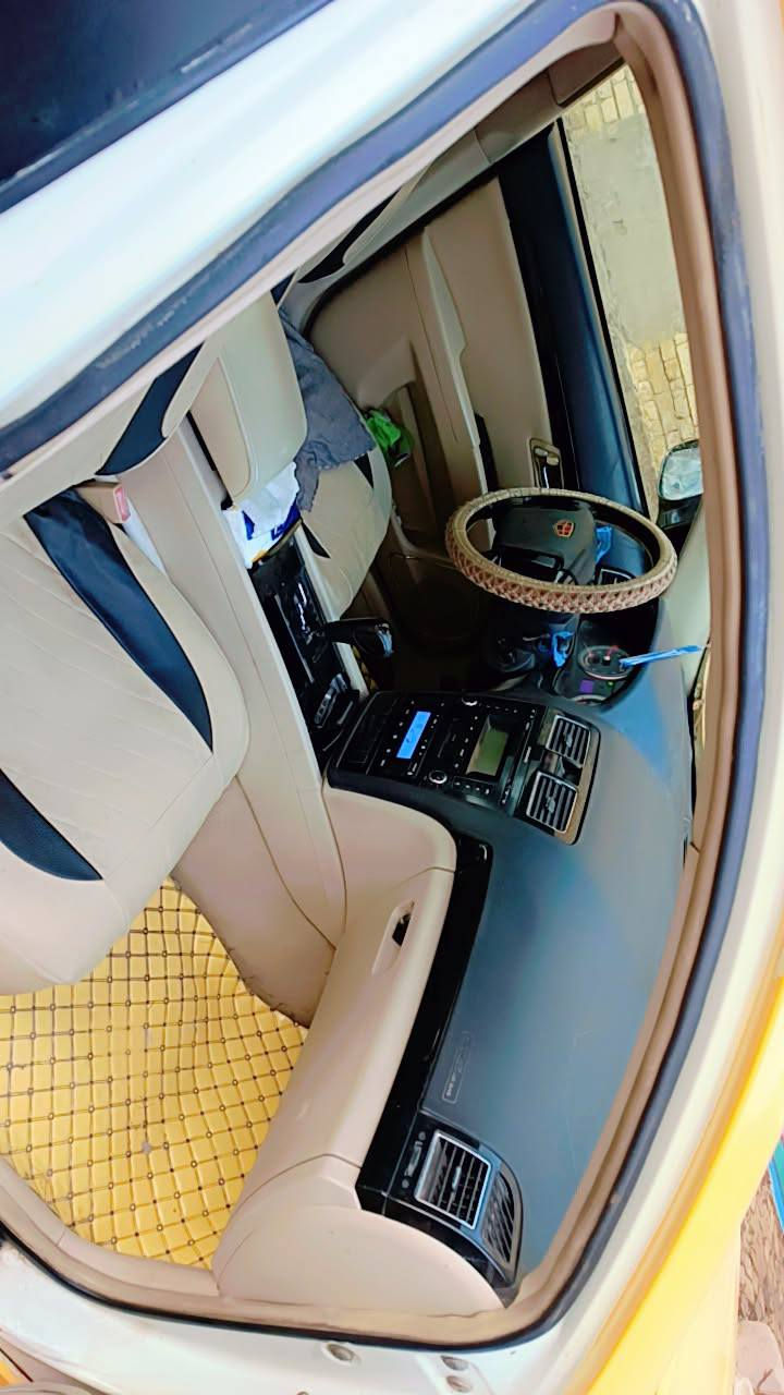 سلام عليكم شباب مرخصة الادمن امكراند c8 2013 مشروع وطني رقم كربلاء سنويه بسمي تحويل مباشر 
محرك مستيبوشي 2400 بلاد هيئه وغرامه عليه شي قليل مطلوبه  تبريد شغال مابيه اي خلل بس كمبريسر فقط احترك عدي قبل كم شهر  مكان السيارة ذي قار قضاء سوق الشيوخ  سعره 67 وبيه مجال قيل للشراي يتصل***********
