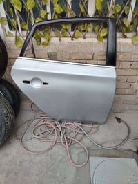 للبيع باب خلفي لون رصاصي سلفر ايمن عكس السايق نيسان سنترا من موديل 13 ...