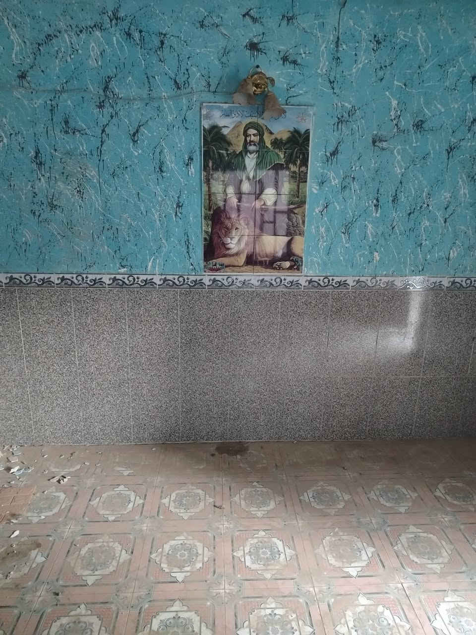 بيت للبيع مساحته 158 صنف العقار قطعه ومقاطعه موقع شطيطه جوه تانكي القديم او خلف الكليه الحظاره البيت يحتوي على غرفتين وصاله ومطبخ وصحيات وطرمه جبيره ومناور بسعر مناسب جدآ جدآ اتصل ودلل ***********
