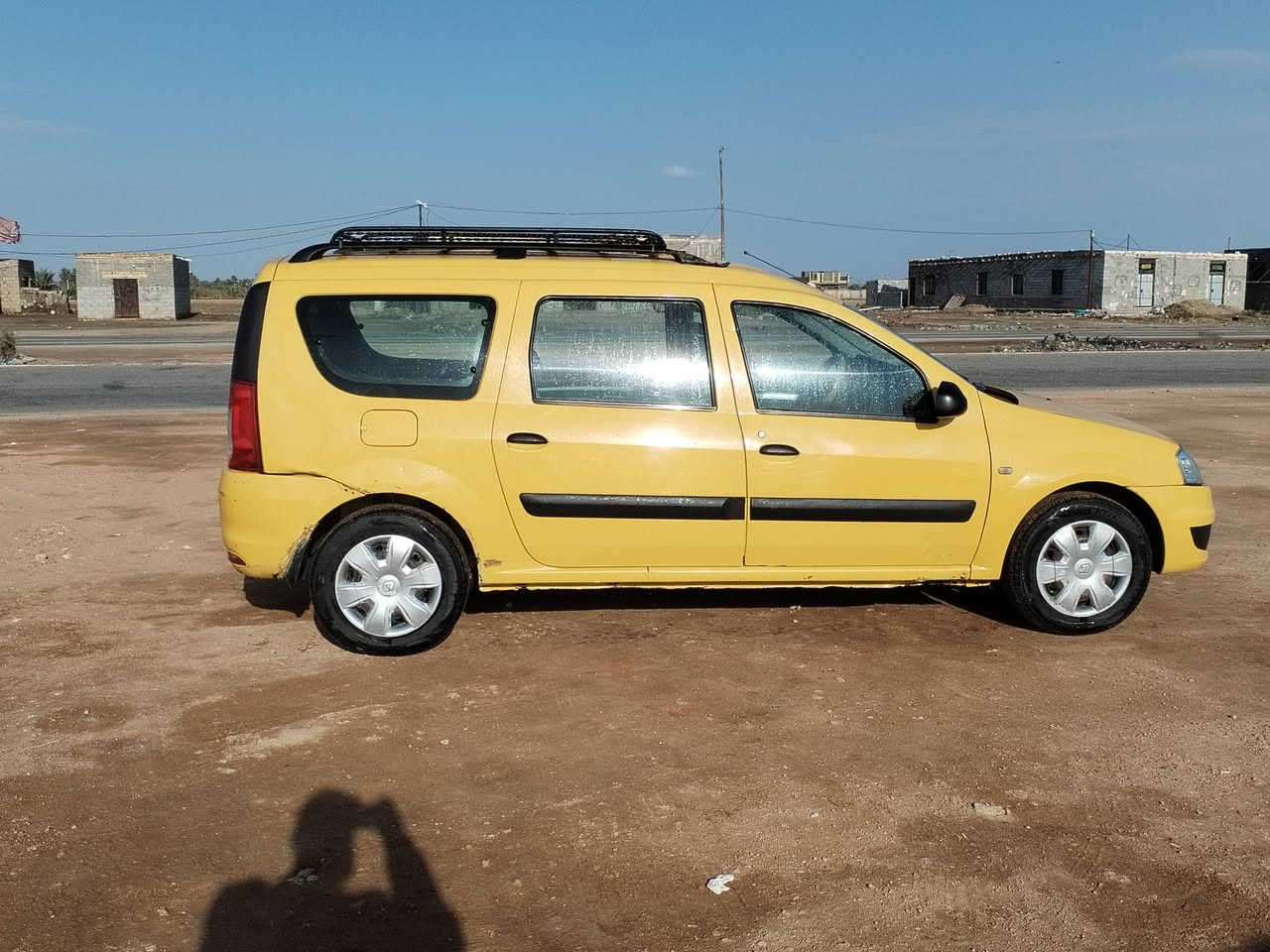 رينو البيع رقم واسط موديل 2011حداديه جديده مشط جديد تخم تاير جديد سياره حلوه مصغره هيئه وغرامات السعر 45وبيه مجال رقم الموبايل ***********
