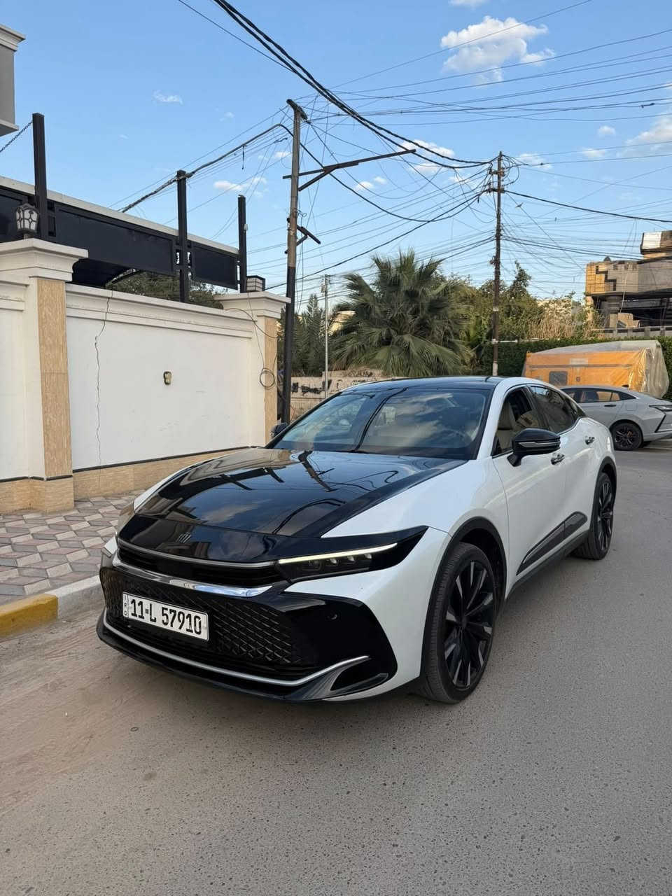 السلام عليكم
كراون موديل 2023 

وكالة sas 

ماشية 34000km
السعر:340 ورقة
السيارة ماجستا يعني فوول 

المواصفات:

* محرك 4 سلندر تيربو سعة 2.4 لتر.

* نظام هايبرد Hybrid MAX.

* قوة إجمالية حوالي 340–345 

* دفع رباعي.

* جنوط 21 إنج.

* شاشة 12.3 إنج.

* نظام صوت JBL. citeturn0search3

السيارة رقم بغداد هزة فحص جديد

📍مكانه بغداد.

***********
