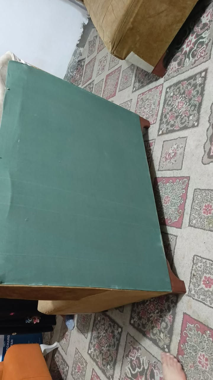 ديوان عشر مقاعد جدا نظيف فقط كرسي واحد نازل سفنج فالت مكانه حله 
***********
