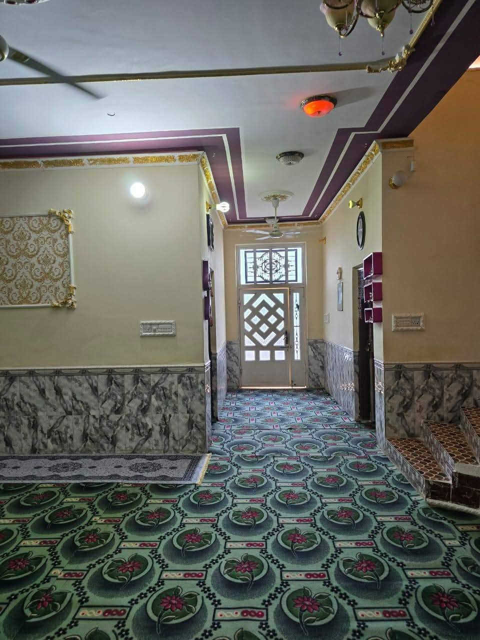 البيت للبيع مساحته 250
بيت متكون من غرف 2(6*4)
صاله(5*8)  استقبال(7*4)مطبخ(5*4)
 منور+ حمام داخلي + حمام خارجي 
موقع البيت //شارع أربعين قرب مكتب عادل حاشوش
السعر خاص 
الاستفسار الاتصال على هذا الرقم ***********
