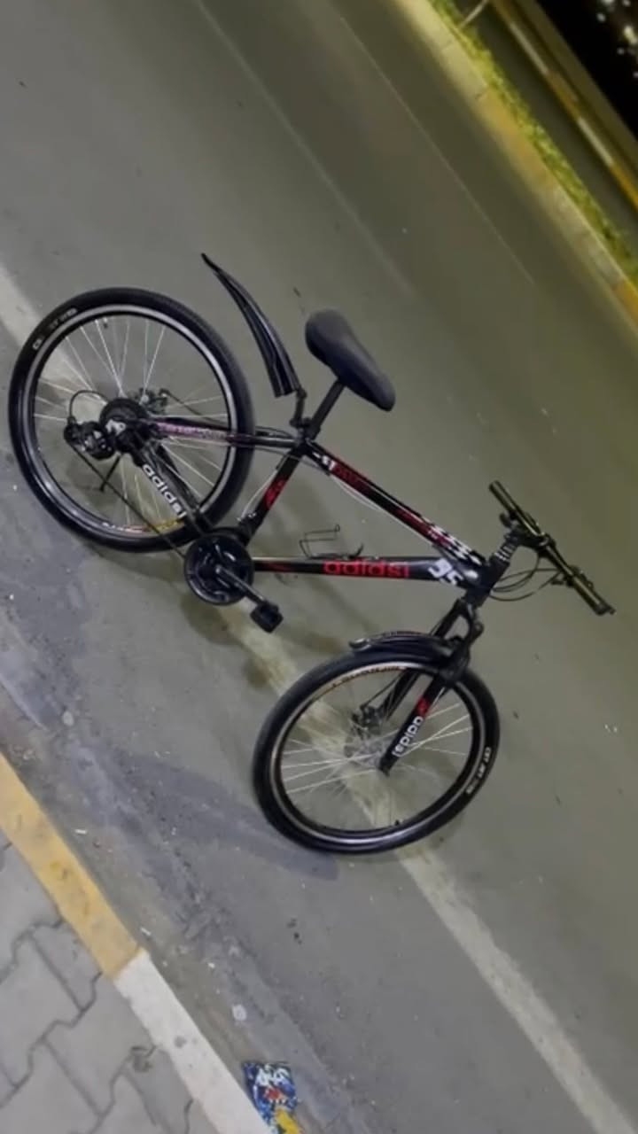 سلام عليكم 

بايسكل جبلي فول الفول كامل مكمل من نوع MTB mountain مكاني كركوك طريق بغداد السعر رايده 110 بيها مجال للطيبين   ***********
