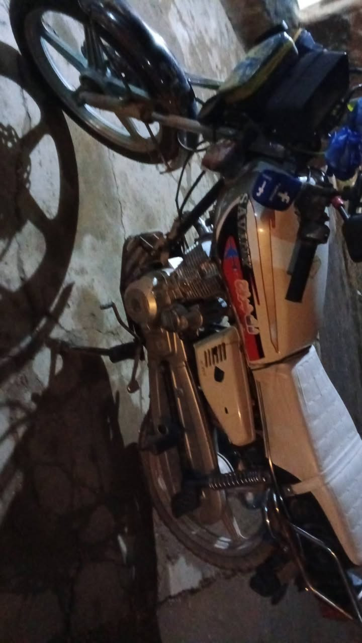 السلام عليكم مطور البيع سيفان اللون ابيض موديل 19 سعر 350 معمر جديد لاتصال على رقم *********** اني من العيثه  جرناف صلاح دين
