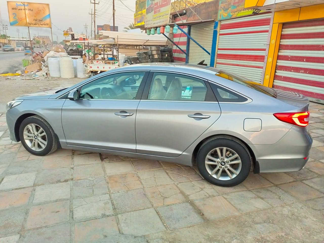 اسلام عليكم للبيع هونداي سوناتا موديل 2017 خليجي كفاله عامه بدون صبغ بدون تبديل بيه بارد بطرف الجاملغ الايمن كد شبر  سياره جاهزه من كلشي مواصفات عاديه. مري شفط مثبت سرعه حساسات خلفيه تبريد قطعتين مواصفات الخليجي معروفه. مكينه 2400دبل كزوز  سعر 157 وبيه مجال بسيط مكانه ناصريه المركز 
للاستفسار ***********
***********
