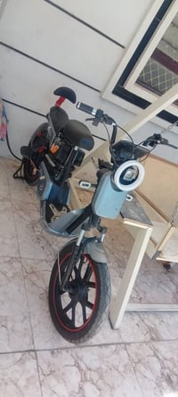 للبيع دراجه شحن حجم 20 موديل 2025 جاهزه مابيها اي نقص 4 بطاريات بس وحد...