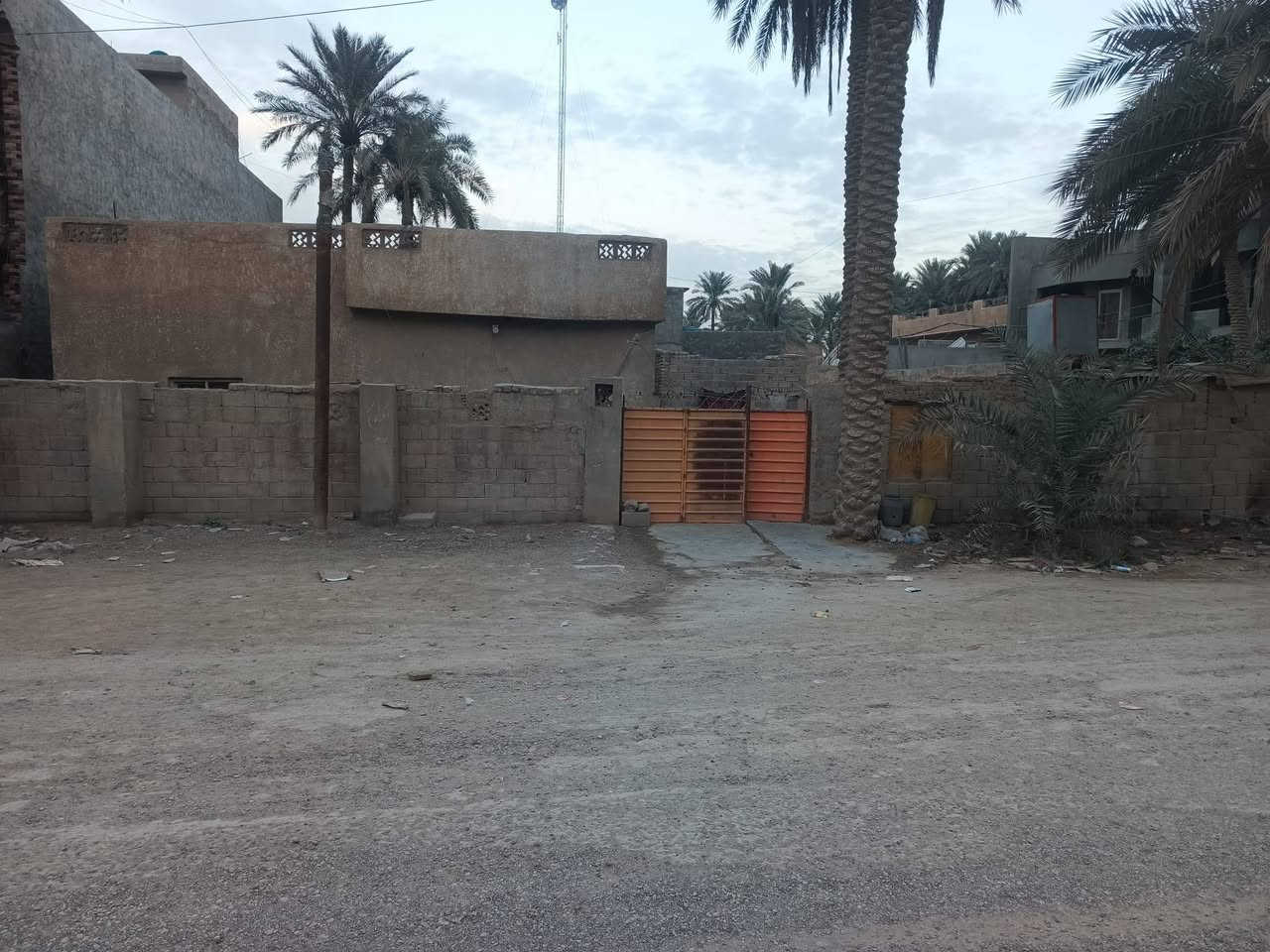 سلام عليكم
دار قديم للبيع باعتبار قطعه ارض 
العنوان ابو غريب بقرب معمل الطحين 
المساحه 310 طابو صرف 
للتواصل ***********
