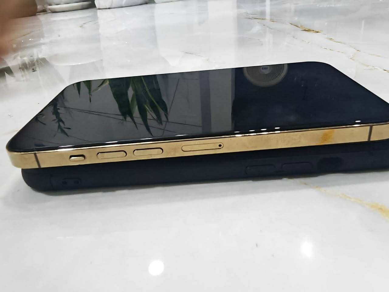 للبيع: آيفون 13 برو ماكس (iPhone 13 Pro Max)
الذاكرة: 256 جيجابايت.
*النظافة الخارجي: نظيف  وبحالة جيد 
*البطارية: 100% (مستبدلة جديدة وأداؤها ممتاز).
*الشاشة: مستبدلة والشاحن وكل ميزات الجهاز شغال  (الفيس آيدي   تمام).
*الكاميرا فقط الرئيسية شغاله 
*السعر: 465 وقابل للتفاوض البسيط للجادين.
مكان بغداد
***********
