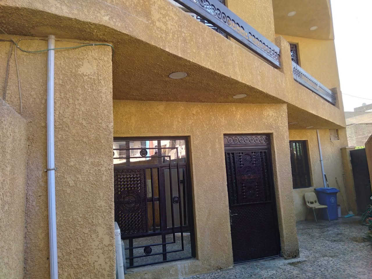 دار للبيع في المشتل قرب اسواق فدوه مقابيل جامع السامرائي المساحه ١٠٠ الطابق الاول يحتوي على طرمه  كبيره وصاله ومطبخ كبير وغرفة نوم وحمام مشترك وطرمه صغيره خلفيه والطابق الثاني غرفتين نوم وصاله وحمام مشترك وصطح كبير مع بيتونه البناء حديث طابو صرف السعر  ٣٠٠  النهائي عرض الجبه ١٦ متر عرض الرصيف ٣ متر ونص  عرض الشارع مع الرصيفين ١٤ متر هاتف  *********** وموجود خاص علمآ البيت لهو بابتين خارجيه وبابتين داخليه اخوان الي عاجبه السعر هلا بي والي معاجبه يذكر الله
