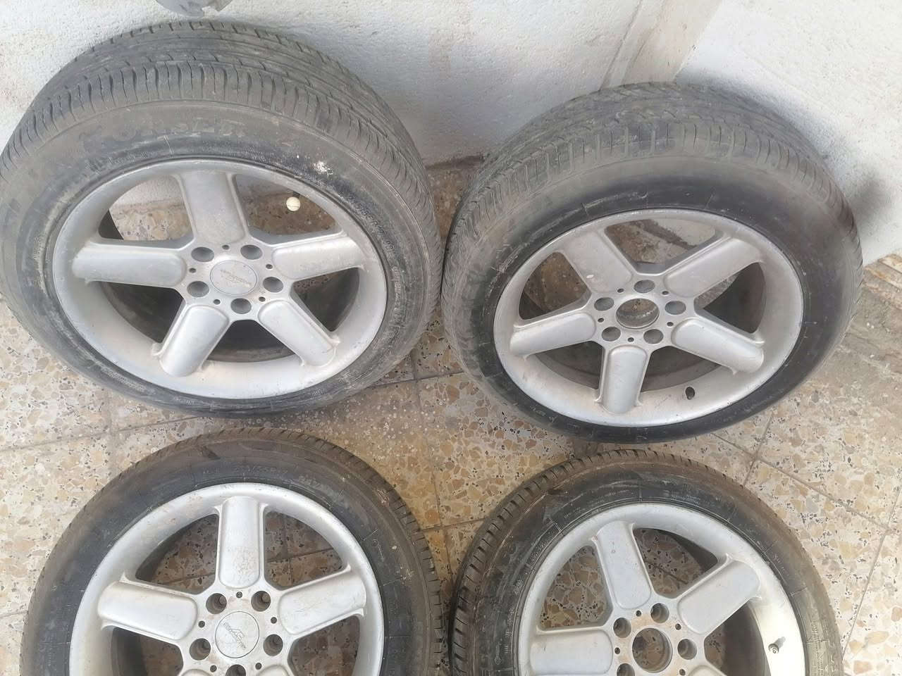 السلام عليكم متاح تخم‌ تاير مع ويل كب زوج من التايرات قبل شهر مشدودات والويل كب واحد منهن مفطور وسعرهن كلهن ٢٠٠ الف للاستفسار الاتصال على الرقم *********** العنوان محافظة ميسان
