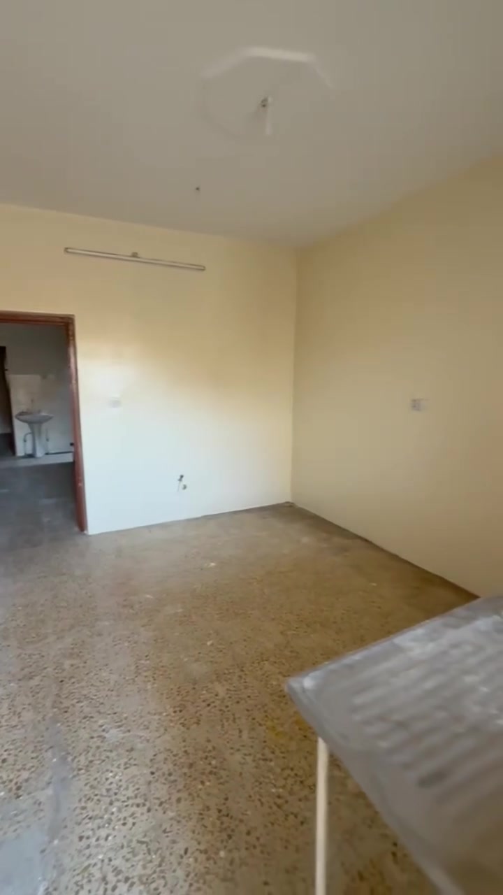 🏡 للإيجار – دار طابق أرضي

📍 الموقع: طريق بغداد، مجاور محلج القطن.

📐 المساحة: 150 م² (مشتمل).

مواصفات الدار:

- كراج.
- استقبال 
- هول.
- مطبخ.
- غرفتا نوم.
- صحيات.

💰 بدل الإيجار: 350 ألف دينار شهريًا.

⚡💧 الماء والكهرباء على حساب صاحب البيت.

📞 للاستفسار والحجز:

- ***********
- ***********
  (اتصال أو واتساب)

📍 عنوان المكتب:
حي الواسطي، مجاور مول حجي زياد، مجاور صيدلية الهدى، مقابل مزاد شيخ الجبل، مقابل ستائر إيلاف.

🏘️ نستقبل عروضكم وطلباتكم لبيع وشراء العقارات والأراضي السكنية، بالإضافة إلى الإيجارات السكنية والمحلات والمولات والمكاتب والعمارات.

🌹 أهلًا وسهلًا بكم في محافظة كركوك.
