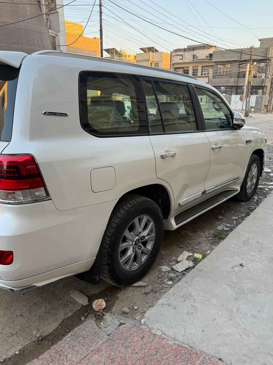 لاندكروز 2017 فطيم اصل فول 1/1 
السياره جديده بمعنى الكلمة استخدام شخصي ☑️
-مكفوله كفاله عامه ماشيه ١٢٢ ألف حقيقي 
-مري قلاب + شفط 
-فتحه سلايت 
-زراك لايت ، لايت زنون 
-4 كامرات 
-كشنات جلد اصلي كريمي 
-دبل كشن كهرباء , كشن السائق 3 دكم
-8 ايرباك 
-تشغيل عن بعد 
 مدوشمه جديد
-دبل ماوس 
-فول تحكم 
-7 راكب 
-3 قطع تبريد 
-محرك ٦ سلندر
-فورويل دفع رباعي 
-حساس اصلي ( أمامي ، خلفي ) 
-ويل 18 تخم تاير دلوب جديد وسبير منازل. 
-رقم اربيل بسمي تحويل مباشر
-عدتهه سبيرهه غراضهه كلهن مامستخدمات 
-السياره بشرط محرك كير صدر كلهه بعدهه عل وضع الشركه

💰السعر 480$ وبيهه مجال للطيبين
مكان السيارة بغداد الغزالية ***********٠ وتساب  مراوس حسب القناعه
