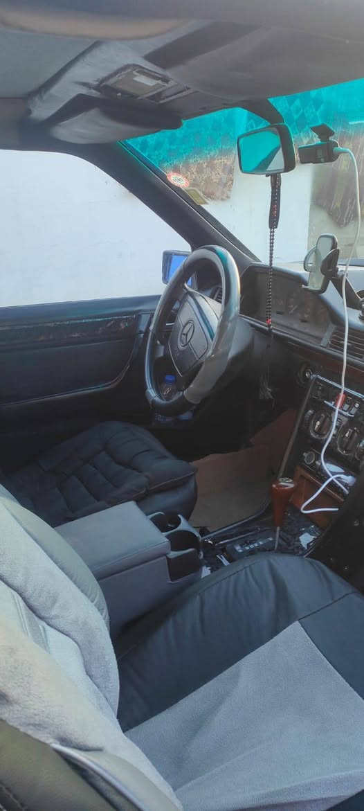 اخوان مارسدس جديدة مثل ما واضح بل صورة موديل 89 محدث 91 السيارة رقم سليمانية بسمي  مال جناي كلش نضيفة /
 مواصفات  محرك بطة ثنين ونص 
قواعد بلادي 
بدون اي خياس 
قطرة معجون مابيه 
جام كهربائي 
سنتر لك 
تبريد شغال 
السيارة جاهزة دينار ماتصرف عليه 
باركورد بانزين بيه 
مابيه ولا دينار غرامات 
قبل سبوع مسوي هزة وبراد 
السيارة موجودة اب جلولاء 
سعر السيارة 60 وبيه مجال 
مبايل ***********
