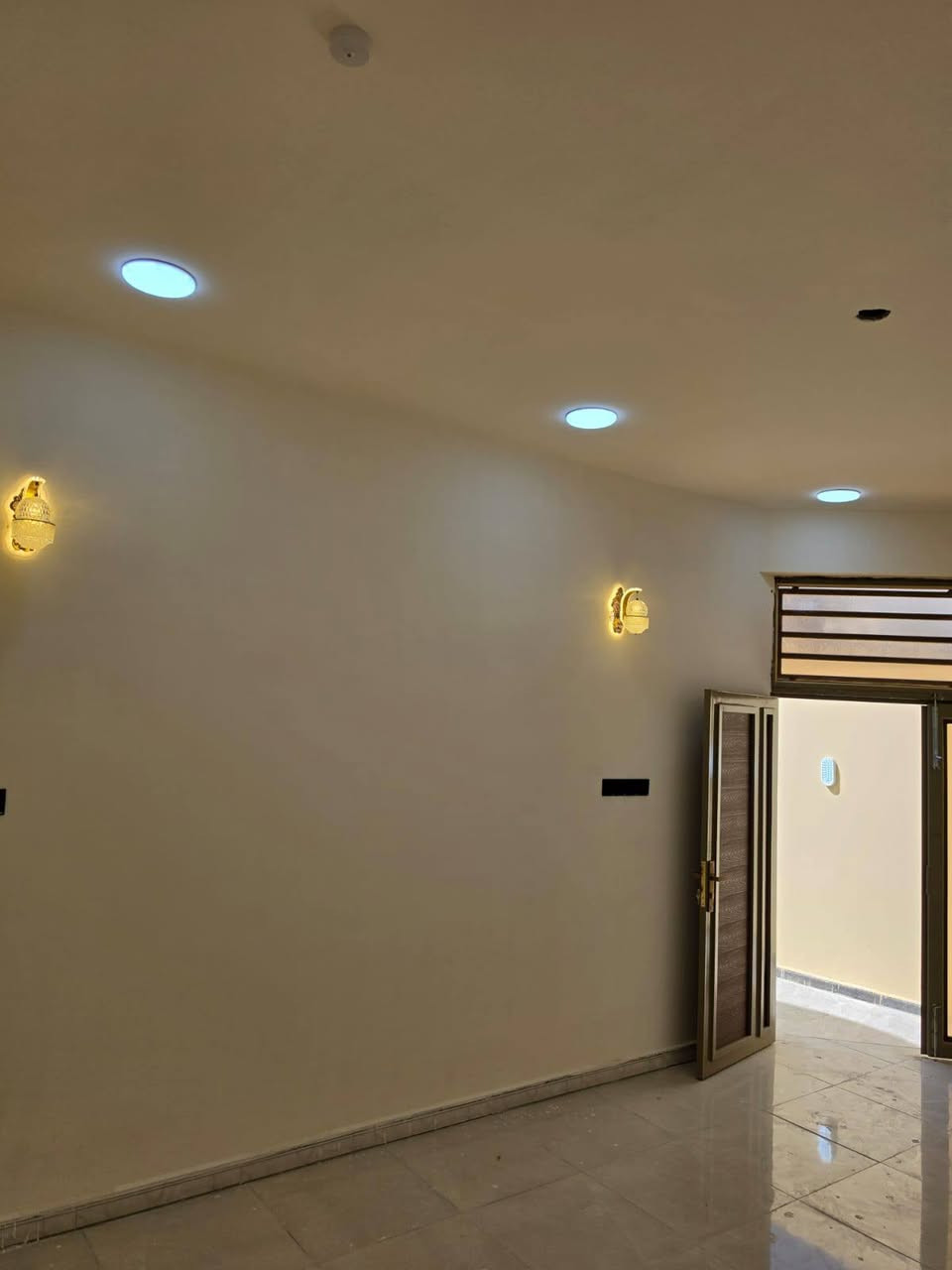 🏡 يتوفر دار سكن للبيع ✨

📐 المساحة 200 متر
💰 السعر جداً مناسب بالنسبة للموقع

📄 طابو ملك صرف زراعي عراقي سند 25
🏗️ البيت زيرو بناء درجة أولى 💯💯

يحتوي البيت على:
🛏️ غرفتين نوم
🛋️ صالة كبيرة
🍴 مطبخ مفتوح على الصالة
🪑 ديوان معزول
🚿 صحيات داخلية وخارجية
📦 بيتونة كبيرة تستخدم مخزن
🚗 كراج كبير

📍 موقع الدار:
خلف سوق أبي الخصيب مباشرة
خلف جامع سيد علي

⚡ جميع الخدمات متوفرة:
💧 ماء
⚡ كهرباء
🏫 مجاور مدارس سوق أبي الخصيب
🏥 يبعد دقيقتين عن مستشفى أبي الخصيب العام

✨ موقع ممتاز جداً يصلح للسكن أو عيادة طبية

🏗️ البناء درجة أولى
⚡ حتى نقاط الكهرباء بيهن ضمان 25 سنة

💰 السعر 150 مليون قابل للتفاوض

للاستفسار أكثر يرجى التواصل أو زيارة مكتبنه:
📞 ***********
📞 ***********

مكتب ساني للاستثمار العقاري 🤍
